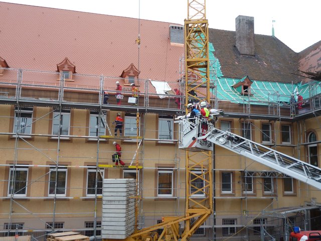 Regenbogenstraße: Bei Arbeiten an der dortigen Schule musste ein Dachdecker, der auf das Gerüst gestürzt war, von der Höhenrettungsgruppe erstversorgt und mit der Drehleiter auf Erdgleiche gebracht werden. | Foto: Feuerwehr Nürnberg