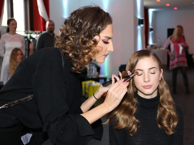 Schminken für den großen Auftritt: Bei den Kandidatinnen legte die amtierende Miss Beauty Fationa Draga (l.) selbst Hand an. | Foto: Nicole Fuchsbauer