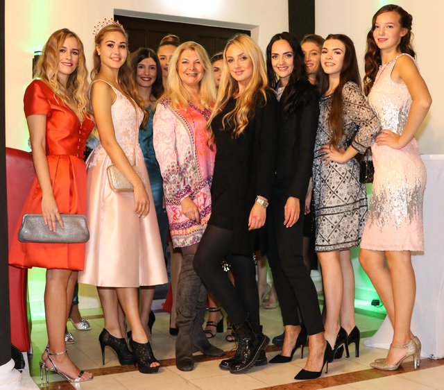 Marie Luise Cawi (vordere Reihe 3.v.l.) mit Team und Kandidatinnen für die Miss Franken Classic. | Foto: Nicole Fuchsbauer