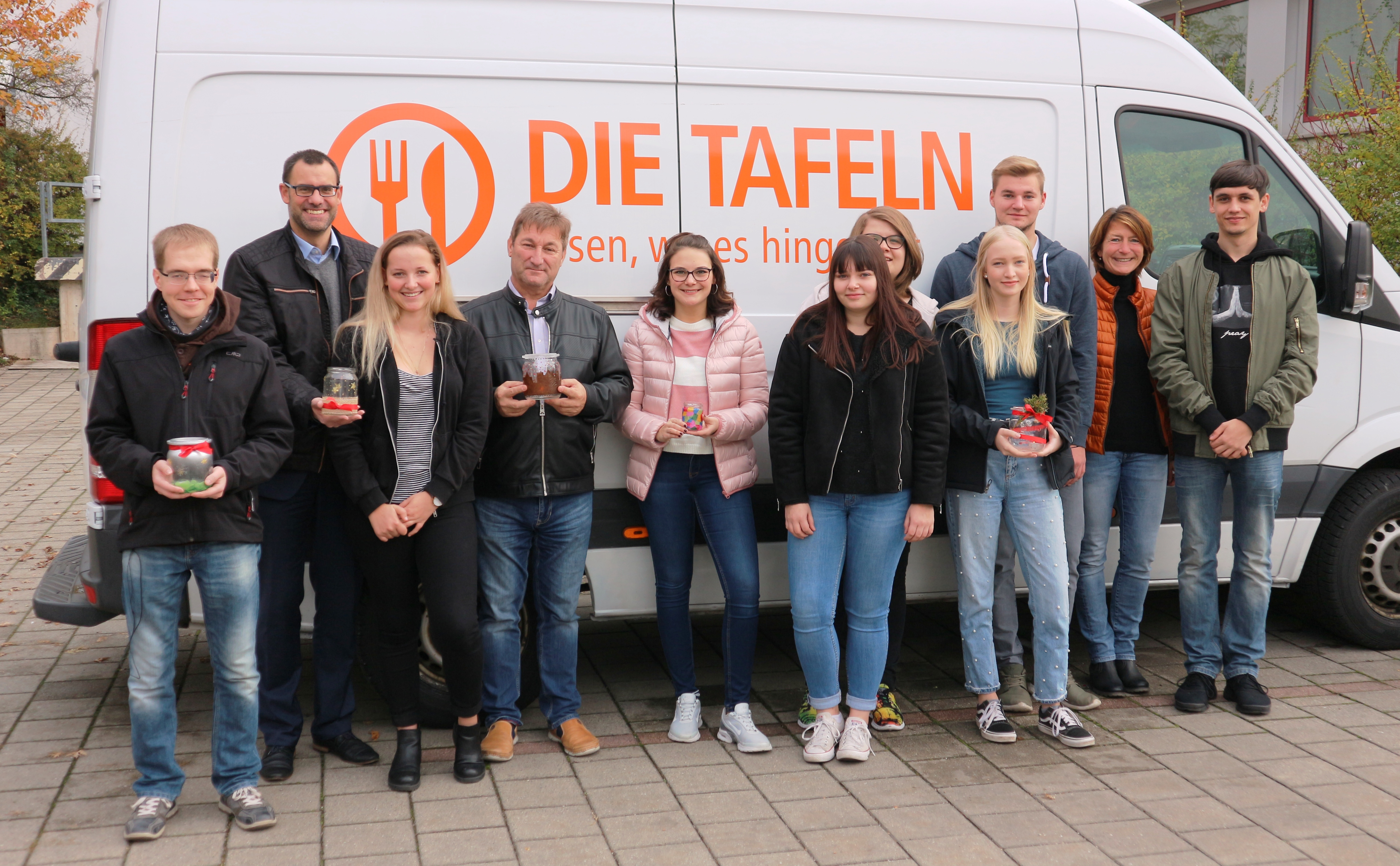 Die Azubis der Stadt Roth mit dem Vorsitzenden der Rother Tafel Robert Gattenlöhner, Bürgermeister Ralph Edelhäußer und Ausbildungsleiterin Susanne Temme.