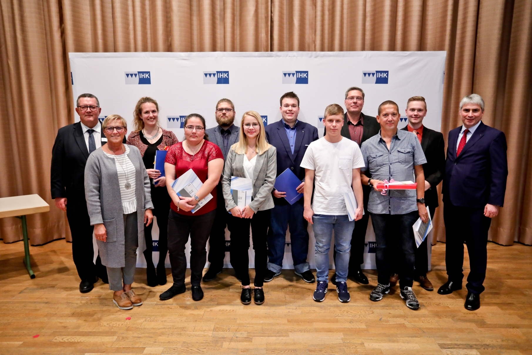 Auf der Bühne wurden die Prüfungsbesten mit Note eins ausgezeichnet. Große Freude herrschte daher bei IHK-Bereichsleiter Bernd Rehorz, der stellvertretenden Landrätin Rosi Kraus, Ann-Kathrin Andorka, Natja Weber, Christoph Kohl, Simone Brand, Alexander Morgenroth, Steffen Brockmeyer, Heiko Knoll, Christian Hammer, Lorenz Blechschmidt und dem IHK-Vizepräsidenten Dr. Michael Waasner (von links).