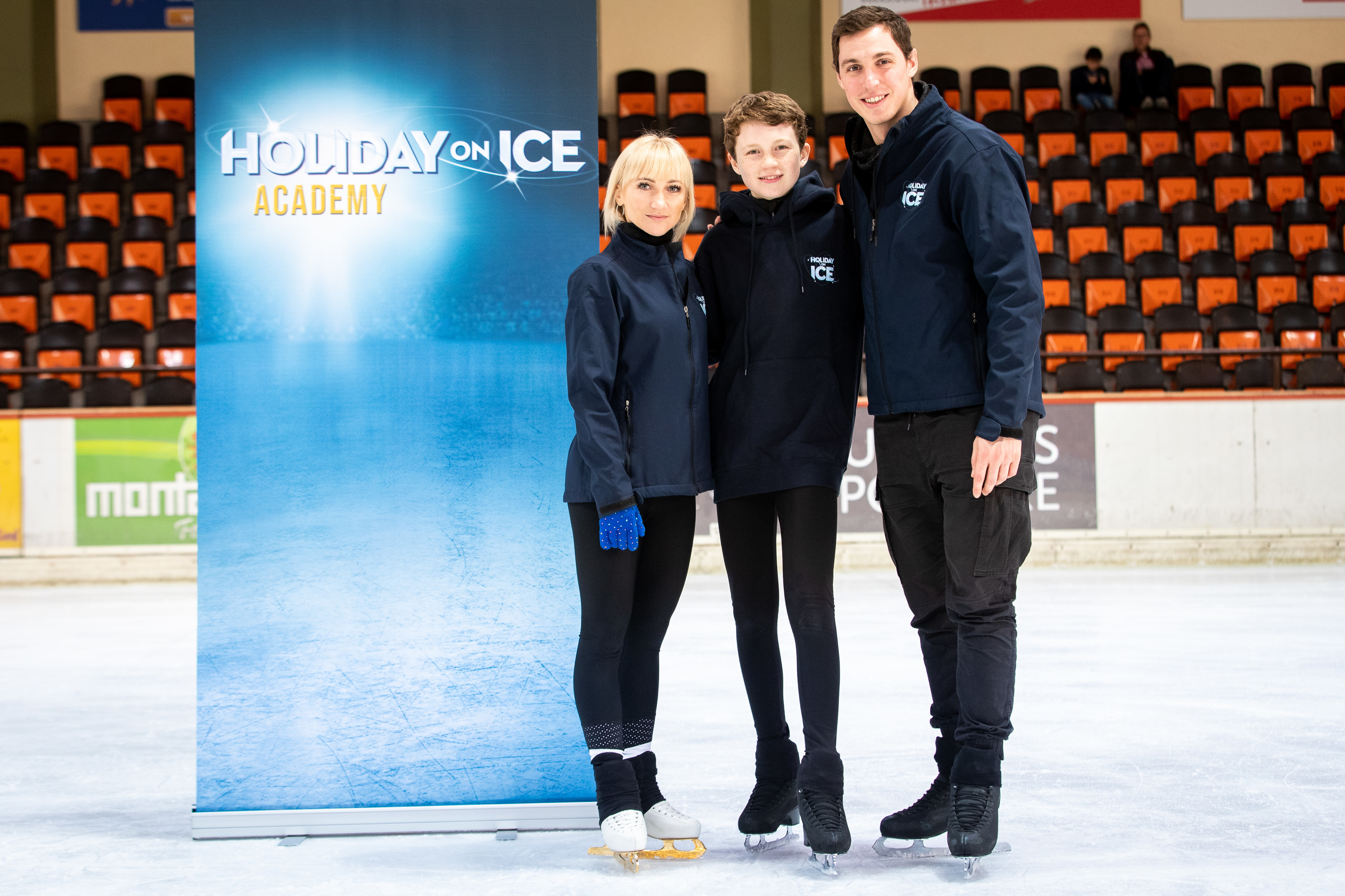Nürnberger Nachwuchstalent Didrik Rosenqvist (Mitte) trainiert bei HOLIDAY ON ICE ACADEMY mit Idolen Aljona Savchenko und Bruno Massot.