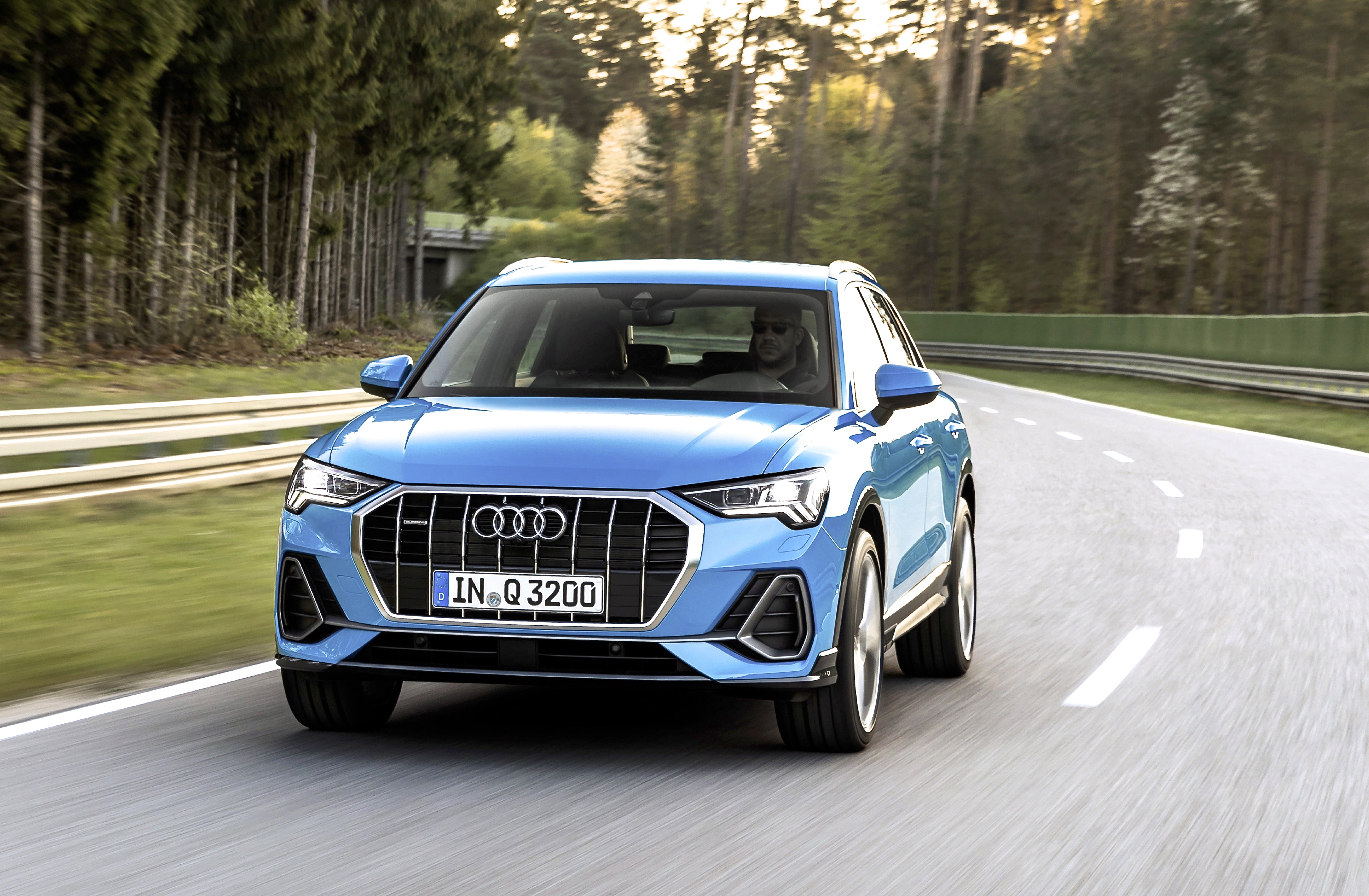 Der berühmte Slogan „Vorsprung durch Technik“ ist schon fast 50 Jahre alt, doch Audi versucht immer noch, mit jedem neuen Modell diesem Anspruch gerecht zu werden. Im neuen Q3 geschieht das zum Beispiel durch die Vielzahl serienmäßig oder optional erhältlicher Fahrerassistenzsysteme. Foto: Auto-Medienportal.Net/Audi