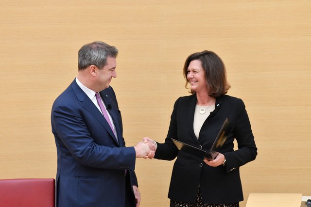 Landtagspräsidentin Ilse Aigner vereidigt den alten und neuen bayerischen Ministerpräsidenten. | Foto: © Bildarchiv Bayerischer Landtag/Rolf Poss