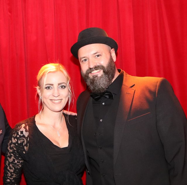 Wolfgang Gastner, Geschäftsführer der Thomas Sabo Ice Tigers, mit Ehefrau Susanne. | Foto: © John R. Braun