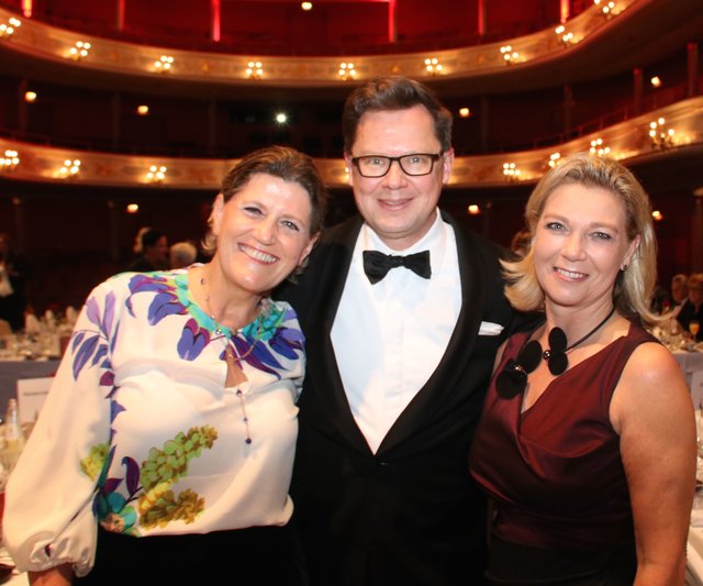 Christian Ruppert, geschäftsführender Direktor Staatstheater, mit Christine Bruchmann (l.) und Gabriele Degelmann. | Foto: © John R. Braun