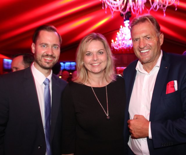 CSU-Landtagsabgeordneter Jochen Kohler (links) mit Gattin Judith und Georg Sorger (Geschäftsführer Stadtreklame). | Foto: © John R. Braun