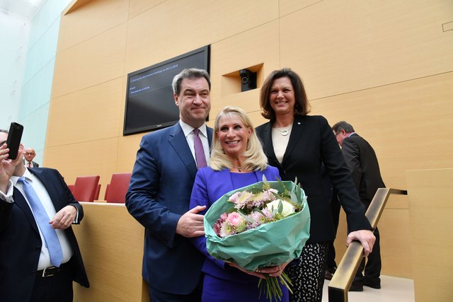 Gratulation für Dr. Markus Söder und Ehefrau Karin von Landtagspräsidentin Ilse Aigner (r.). | Foto: © Bildarchiv Bayerischer Landtag/Rolf Poss