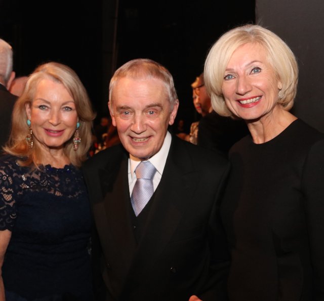 Honorarkonsul Hans-Peter Schmidt mit Ursula Oschmann (l.) und Kulturreferentin 
Prof. Dr. Julia Lehner. | Foto: © John R. Braun