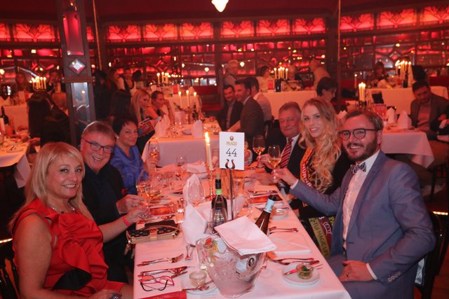 Modelady Dominic Armbrüster (links) mit Ehemann Detlef, VIP-Coiffeur Marcel Schneider (rechts) mit Miss Nürnberg Jasmin Griebl und SPD-MdB Martin Burkert. | Foto: © John R. Braun