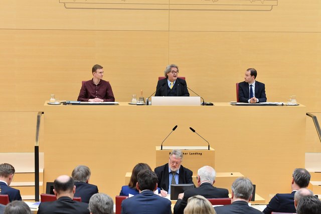 Alterspräsident Helmut Markwort (FDP) bei der konstituierenden Sitzung des 18. Bayerischen Landtags. | Foto: © Bildarchiv Bayerischer Landtag/Rolf Poss