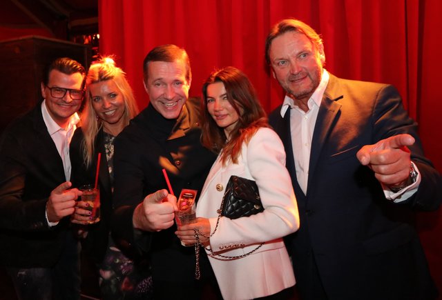 Florian Greschner (GS Wohnen) & Yvonne Gaschler,  Alexander Herrmann, Sandra & Peter Althof. | Foto: © John R. Braun