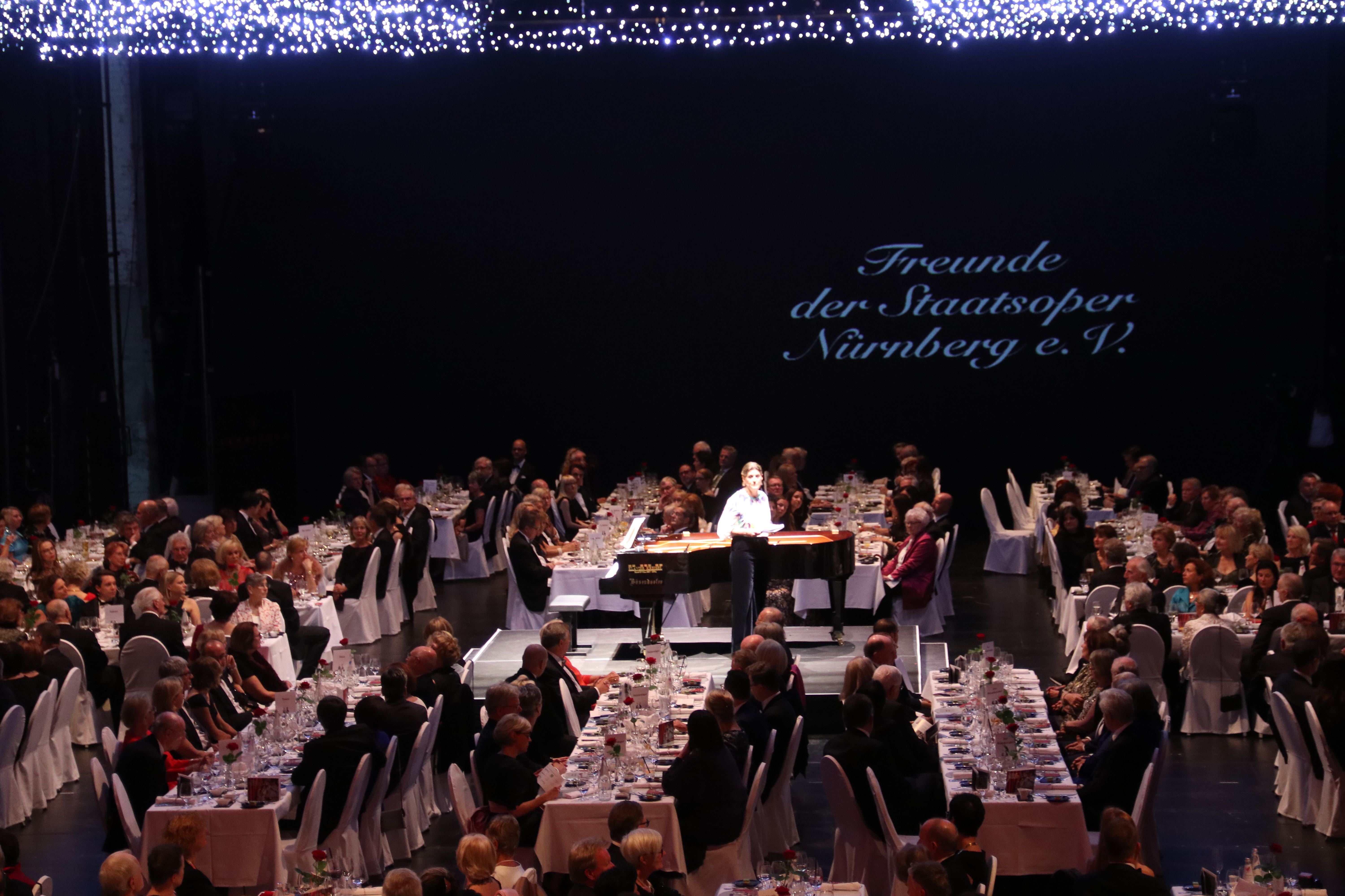 Wo sonst wunderbare Arien gesungen werden – auf der Bühne – feierten die Gäste die Opernfreunde eine große Geburtstagsparty.