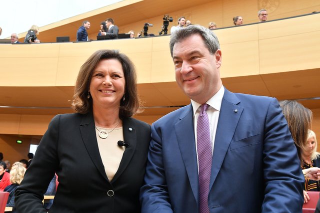 Die neue Landtagspräsidentin Ilse Aigner und Ministerpräsident Dr. Markus Söder. | Foto: © Bildarchiv Bayerischer Landtag/Rolf Poss