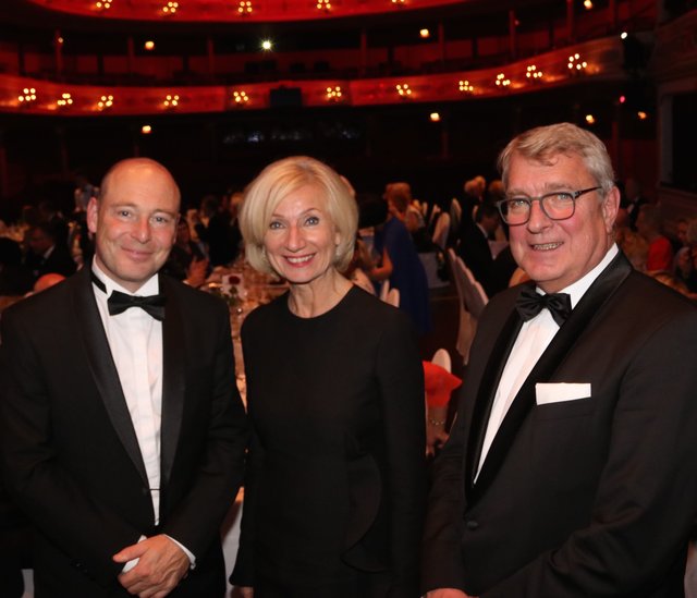 Staatsintendant Jens-Daniel Herzog (l.) und Ulli Kraft (r.), er führte durch den Abend, mit Kulturreferentin Prof. Dr. Julia Lehner. | Foto: © John R. Braun