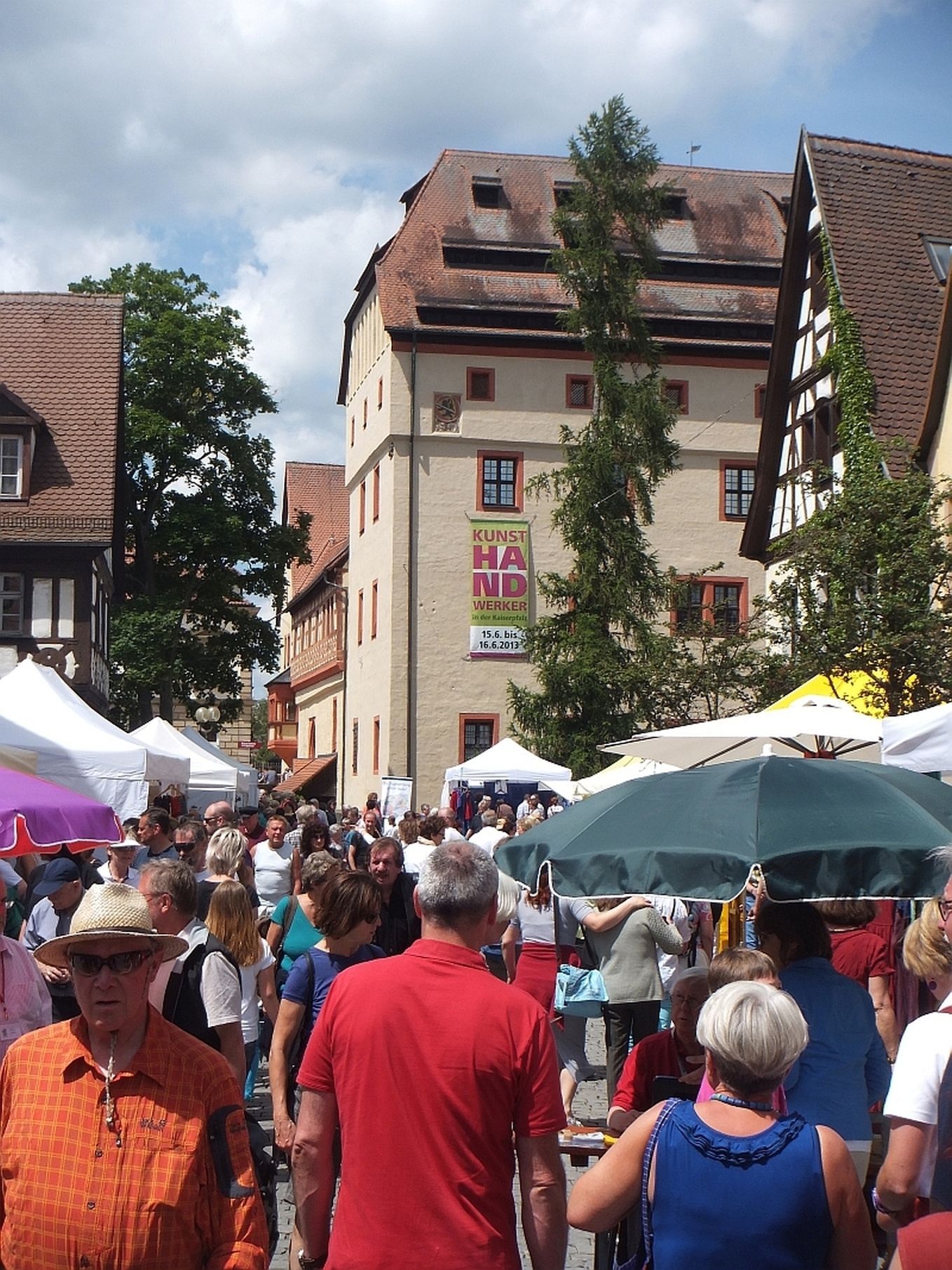 Ein gutes Beispiel für erfolgreiche Kulturarbeit ist der Kunsthandwerkermarkt in und um die Kaiserpfalz.