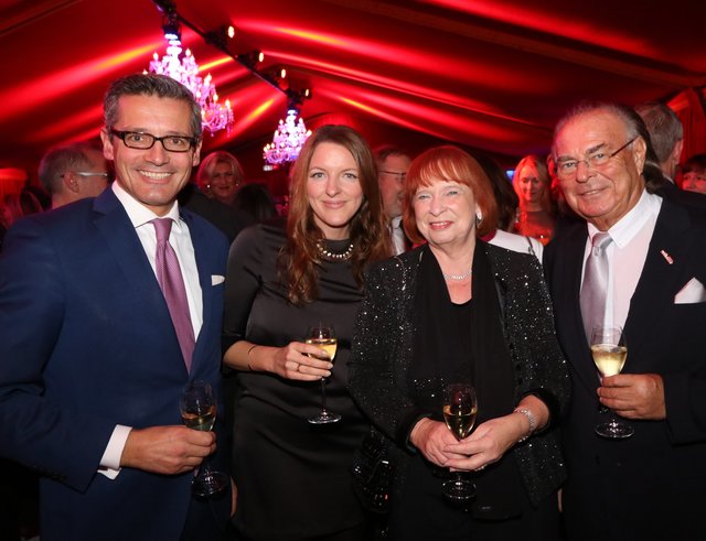 Gut gelaunt im Spiegelpalast: Nürnbergs Wirtschaftsreferent Dr. Michael Fraas (links) mit Ehefrau Karin und Unternehmerin Ingrid Hofmann (2.v.re.) mit Ehemann Bernd Heinrich. | Foto: © John R. Braun