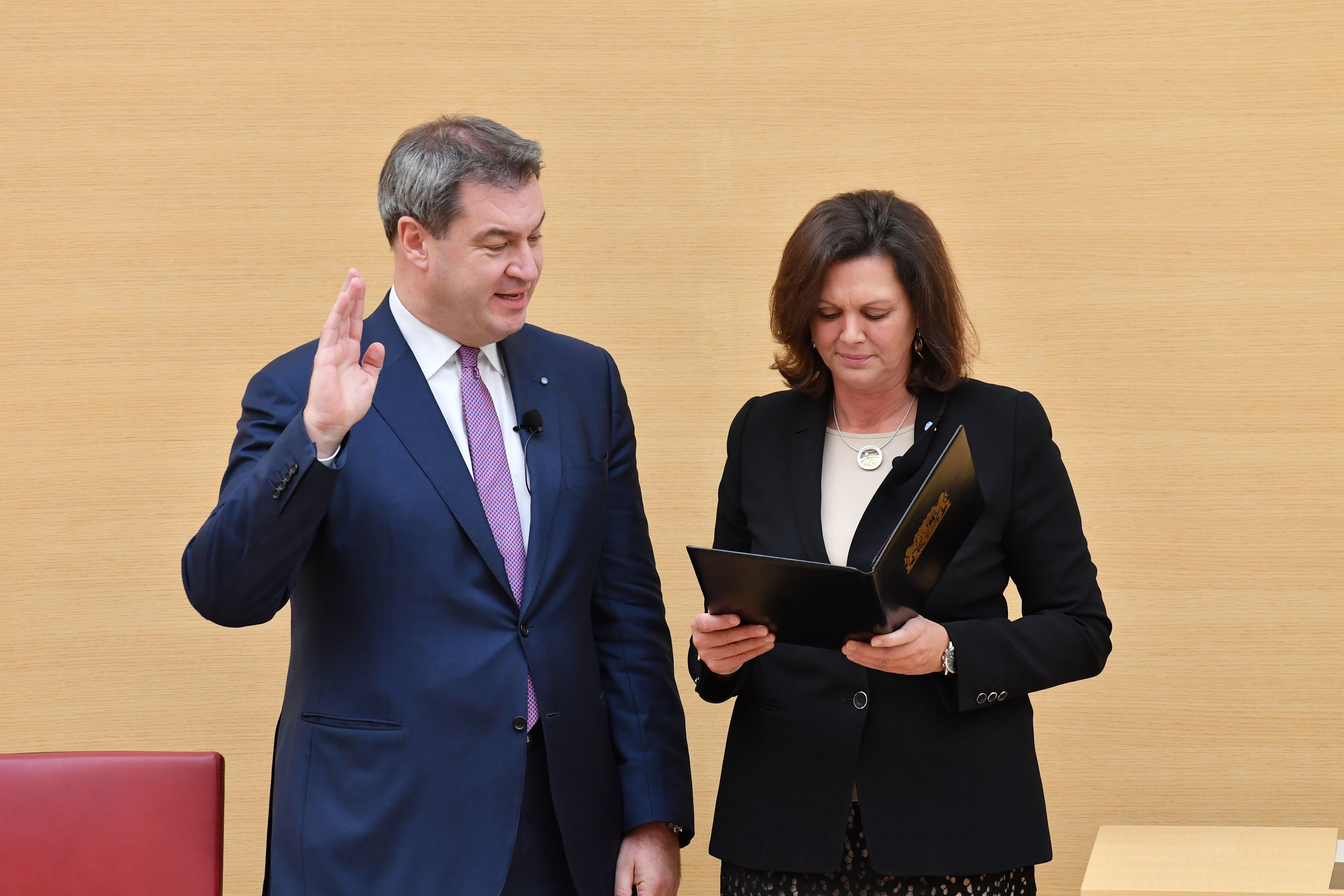 Landtagspräsidentin Ilse Aigner vereidigt den alten und neuen bayerischen Ministerpräsidenten.