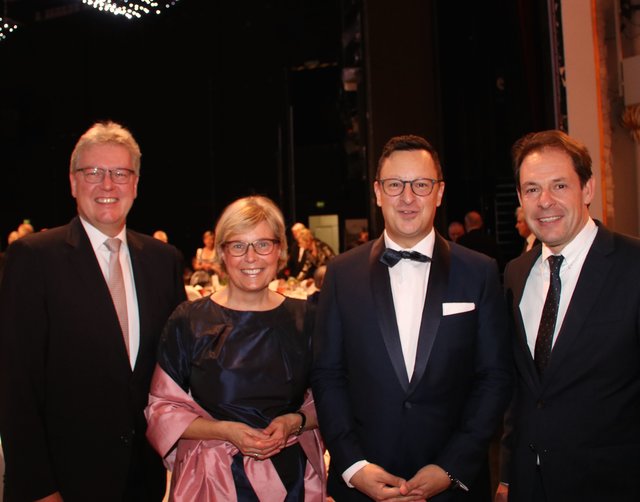 Dr. Matthias Everding (l.), Vorstandsvorsitzender Sparkasse Nürnberg, mit Ehefrau Dorothee, SPD-Stadtrat Ulrich Blaschke (2.v.r.) und Premium-Caterer René Lehrieder. | Foto: © John R. Braun