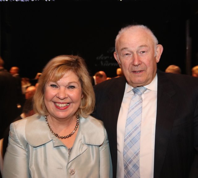 Ministerpräsident a.D. Dr. Günther Beckstein mit Ministergattin Gerswid Herrmann. | Foto: © John R. Braun