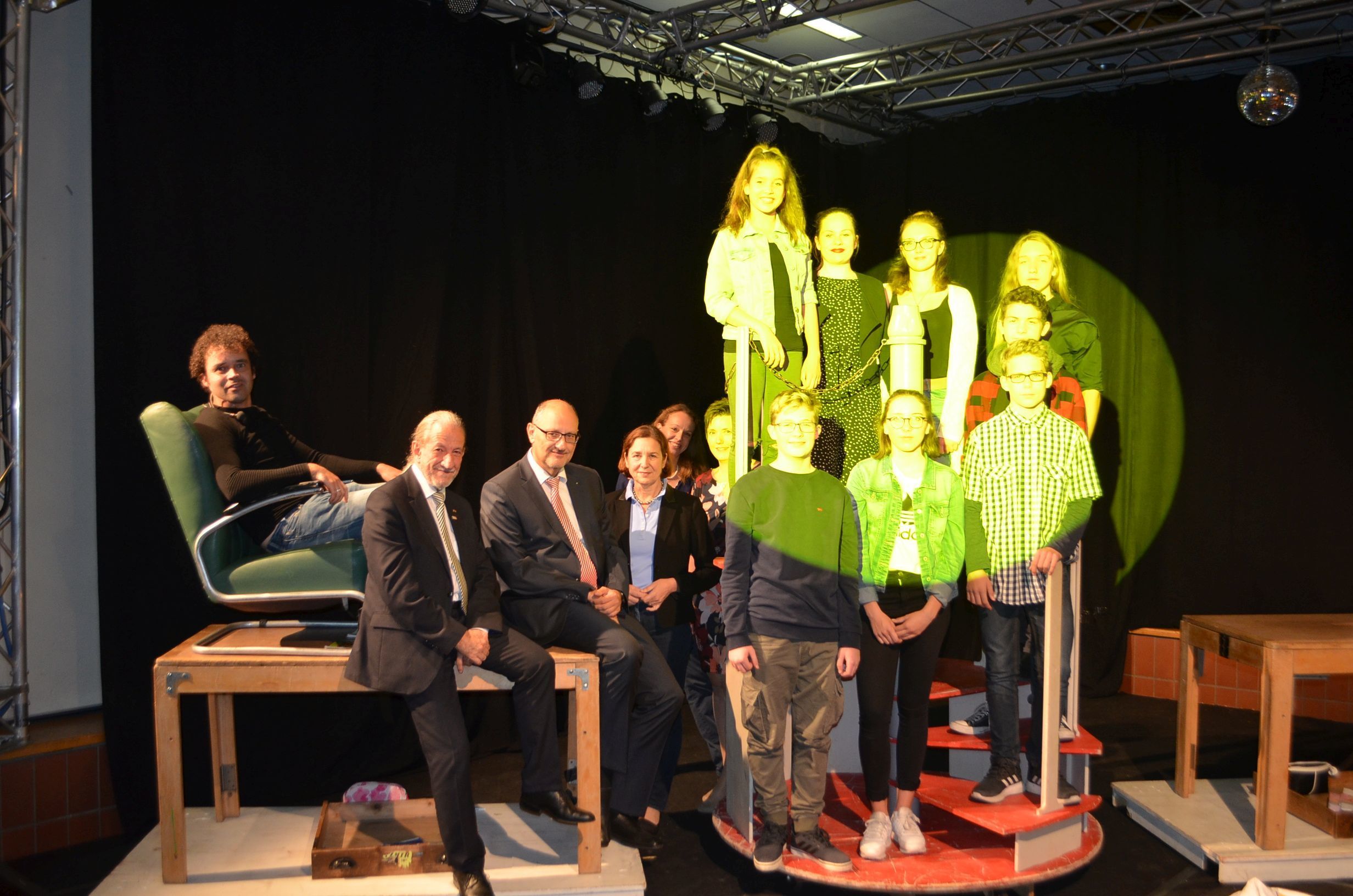 Bildunterschrift: V.l. Theatermacher Jean-Francois Drozak
Stadrat José Luis Ortega Lleras, Jürgen Drachsler, AOK Re-gionalleiter Erlangen-Höchstadt und Nürnberger Land und Schulleiterin OStDin Gertrud Reichert-Brod beglückwünschten die acht Schauspielerinnen und Schauspielern zur gelungenen Aufführung des Theaterstücks „Icebreaker“.
