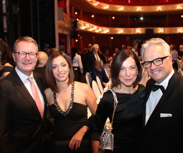 HWK-Präsident Thomas Pirner (l.) mit seiner Frau Vanessa Fiore (2.v.l.)und Mercedes-Niederlassungsleiter Andreas Rabitz mit Ehefrau Sylvia. | Foto: © John R. Braun