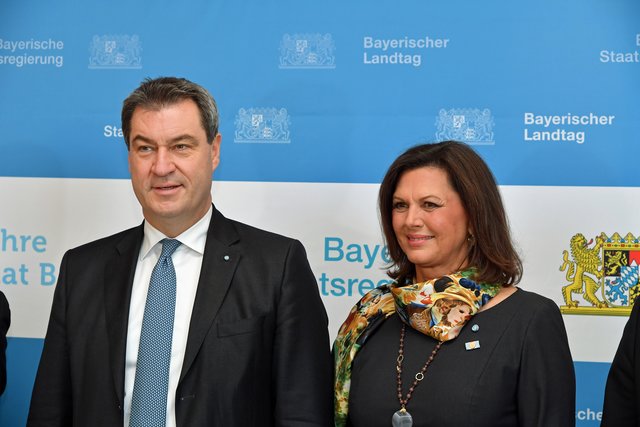 Dr. Markus Söder und Ilse Aigner beim Festakt 100 Jahre Freistaat Bayern. | Foto: © Bildarchiv Bayerischer Landtag/Rolf Poss
