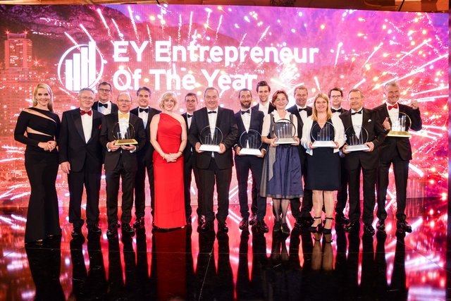 Gruppenbild: Mit dem Ehrenpreis vergibt Ernst & Young jährlich eine weltweit beachtete Auszeichnung für Unternehmer.