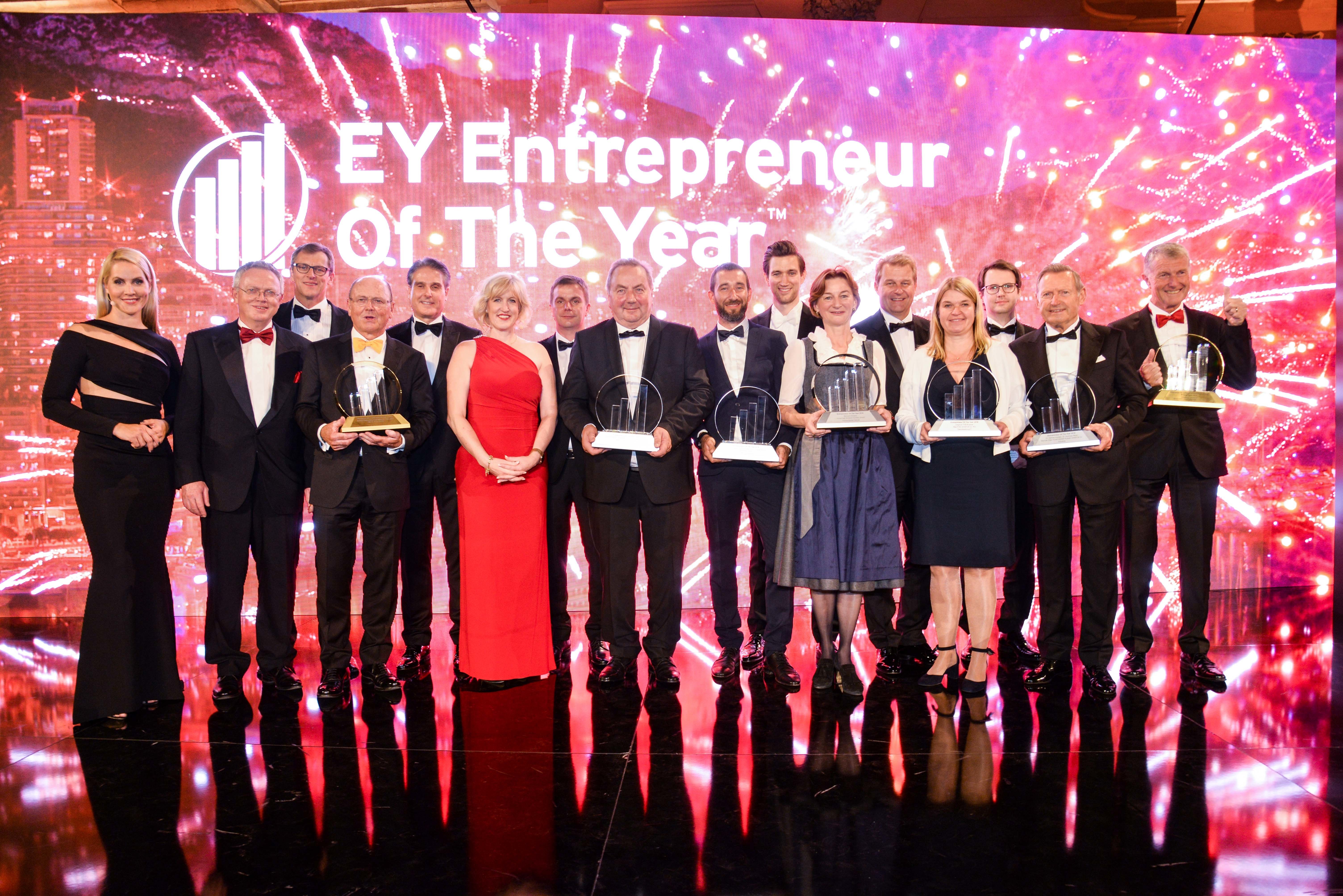 Gruppenbild: Mit dem Ehrenpreis vergibt Ernst & Young jährlich eine weltweit beachtete Auszeichnung für Unternehmer.