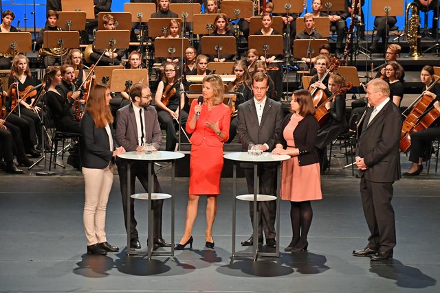 Gesprächsrunde mit Stipendiaten des Bayerischen Maximilianeum﻿s, Moderatorin Anouschka Horn und Prof. Dr. Ferdinand Kramer (r.). | Foto: © Bildarchiv Bayerischer Landtag/Rolf Poss
