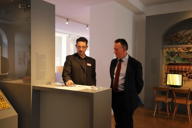 Dr. Martin Schramm (links), Museumsleiter und Leiter des Stadtarchivs, führte Oberbürgermeister Dr. Thomas Jung vorab durch die Ausstellung.