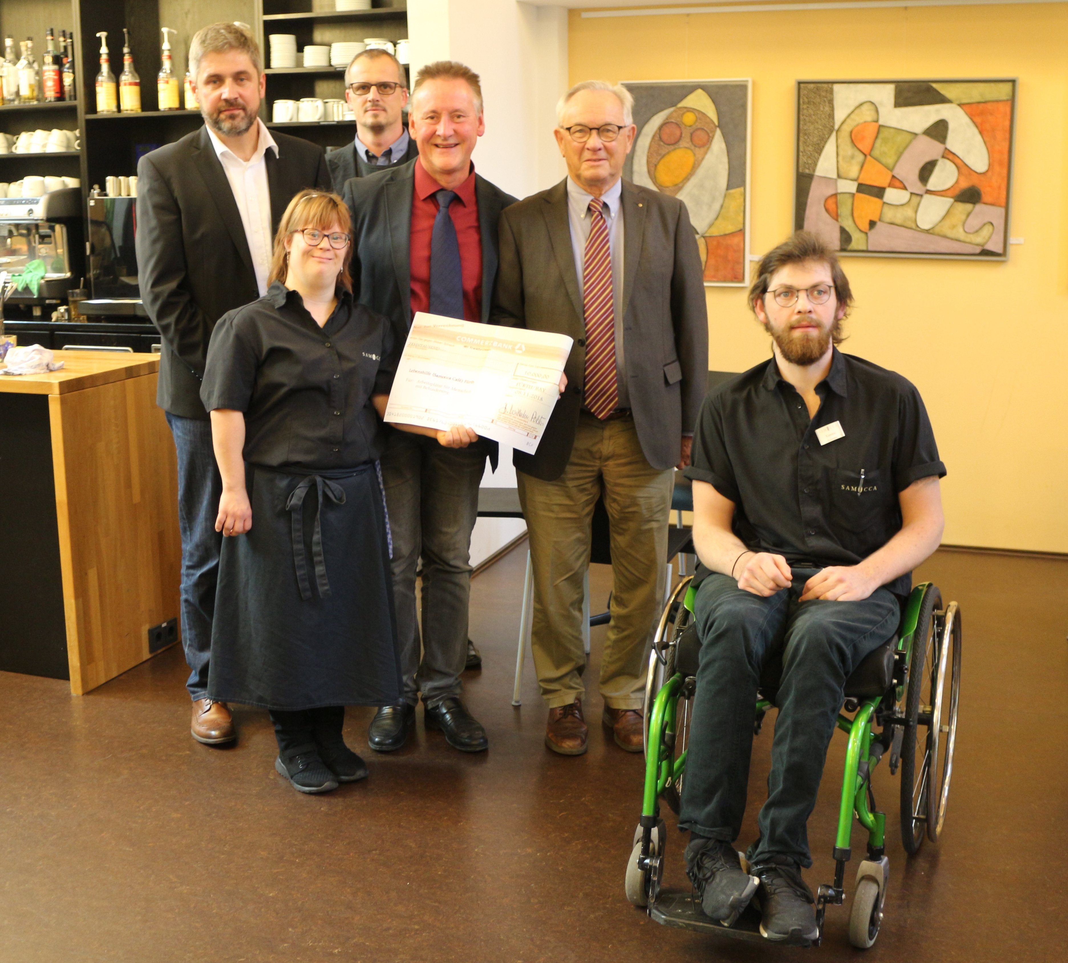 Bei der Spendenübergabe von Dr. Wilhelm Polster (2. von rechts), Vorstand der Manfred Roth Stiftung (NORMA), an Dr. Thomas Jung (mitte), Vorsitzender der Lebenshilfe Fürth, freuten sich auch Rolf Bidner (links), Geschäftsführer der Dambacher Werkstätten, Jörg Bauer, Bereichsleiter Dienstleistung und Service bei den Dambacher Werkstätten, und die beiden Servicekräfte Yasmin Müller und Yannic Ginser vom Samocca, über den großzügigen Betrag.