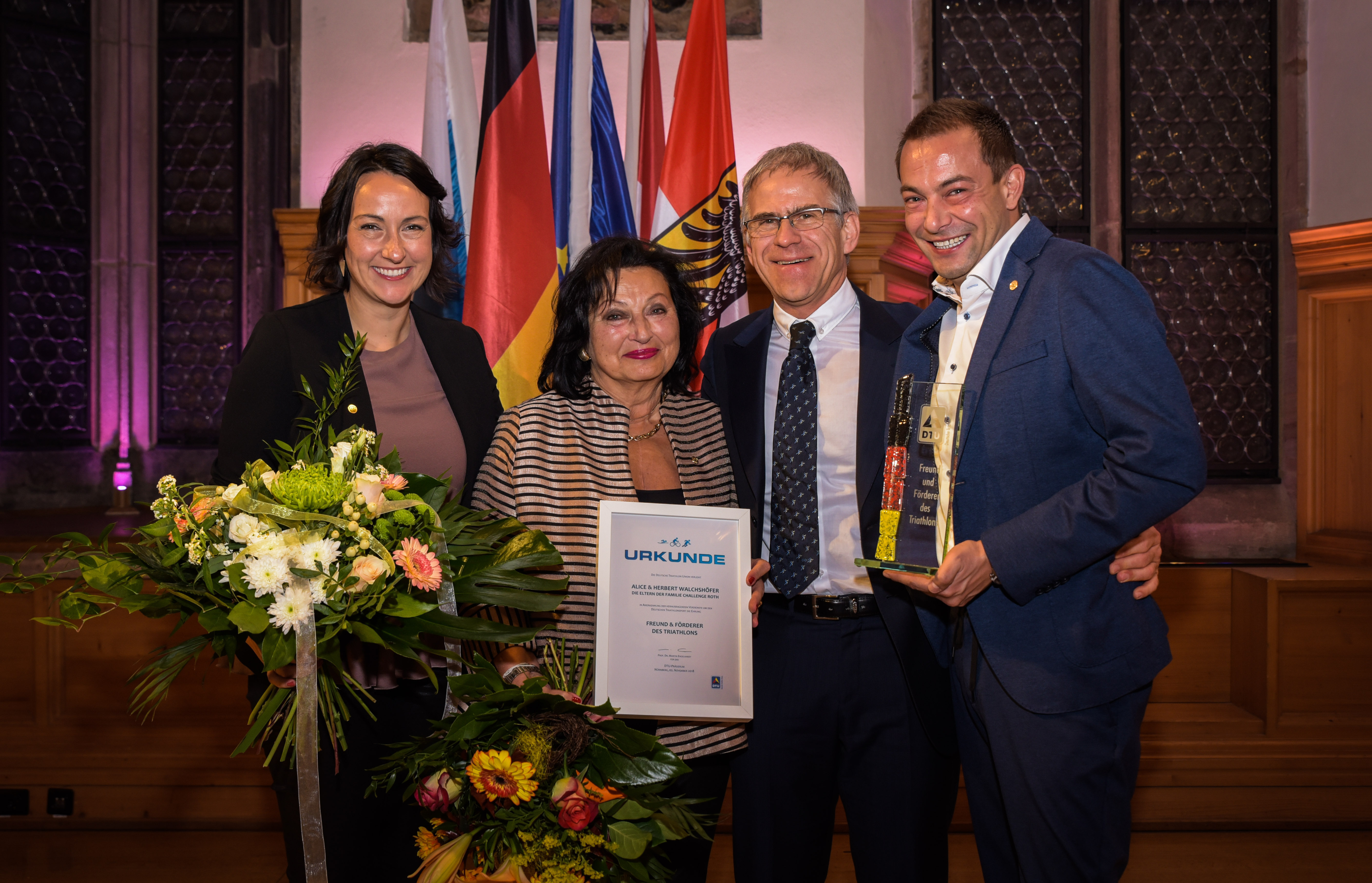 Freuen sich über die hohe Auszeichnung (v.l.) Kathrin Walchshöfer-Helneder, Alice Walchshöfer, Prof. Dr. Martin Engelhardt und Felix Walchshöfer.