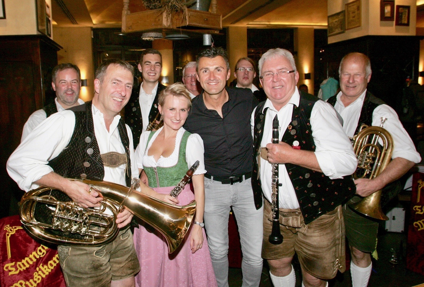Club-Coach Michael Köllner (M.) ist von der Show der Tanngrindler Musikanten begeistert!