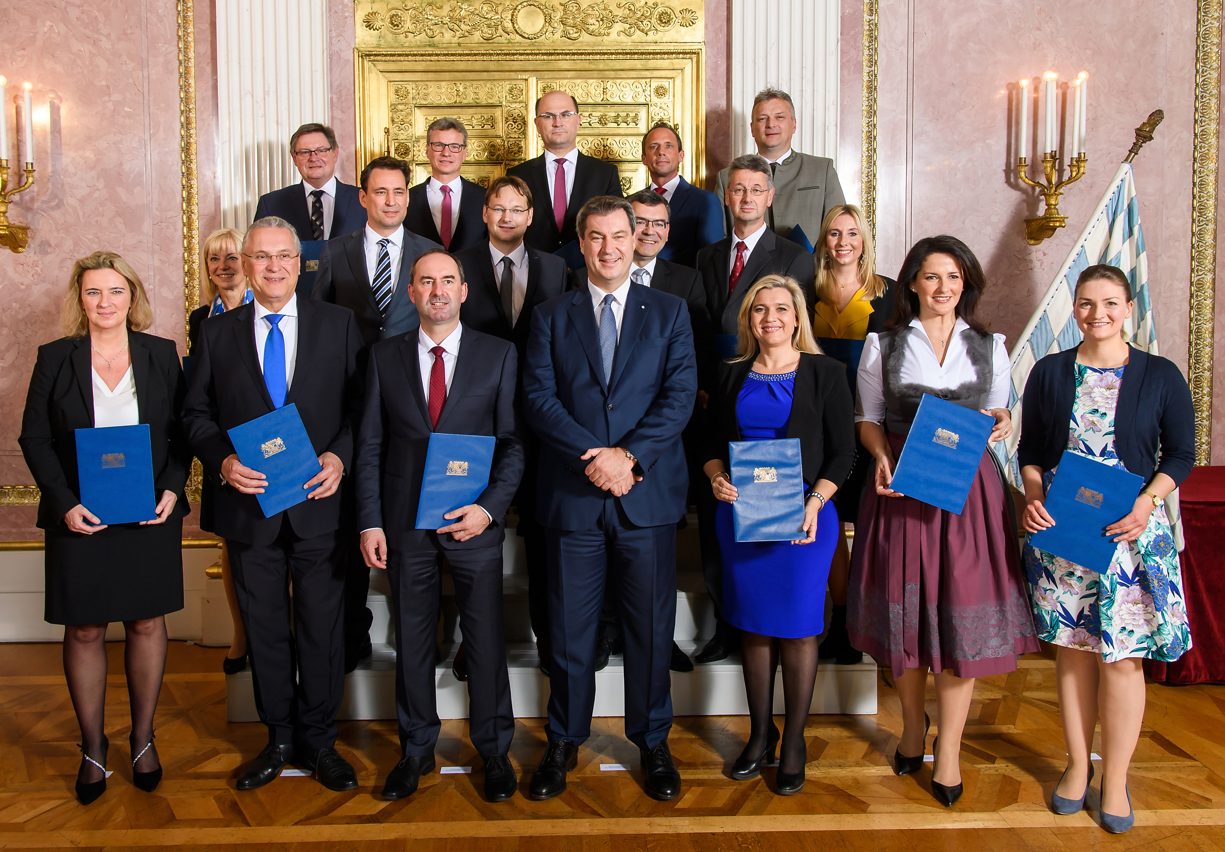 Auf einen Blick: Das neue Kabinett um Ministerpräsident Dr. Markus Söder (Mitte).