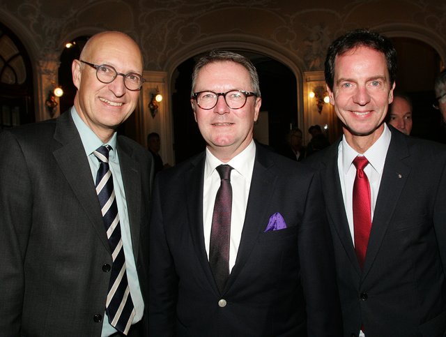 Handwerkskammerpräsident Thomas Pirner (M.) mit Konrad Beugel (l.), Wirtschaftsreferent Stadt Erlangen, und Lucius A. Hemmer, Intendant der Nürnberger Symphoniker. | Foto: jrb/jk