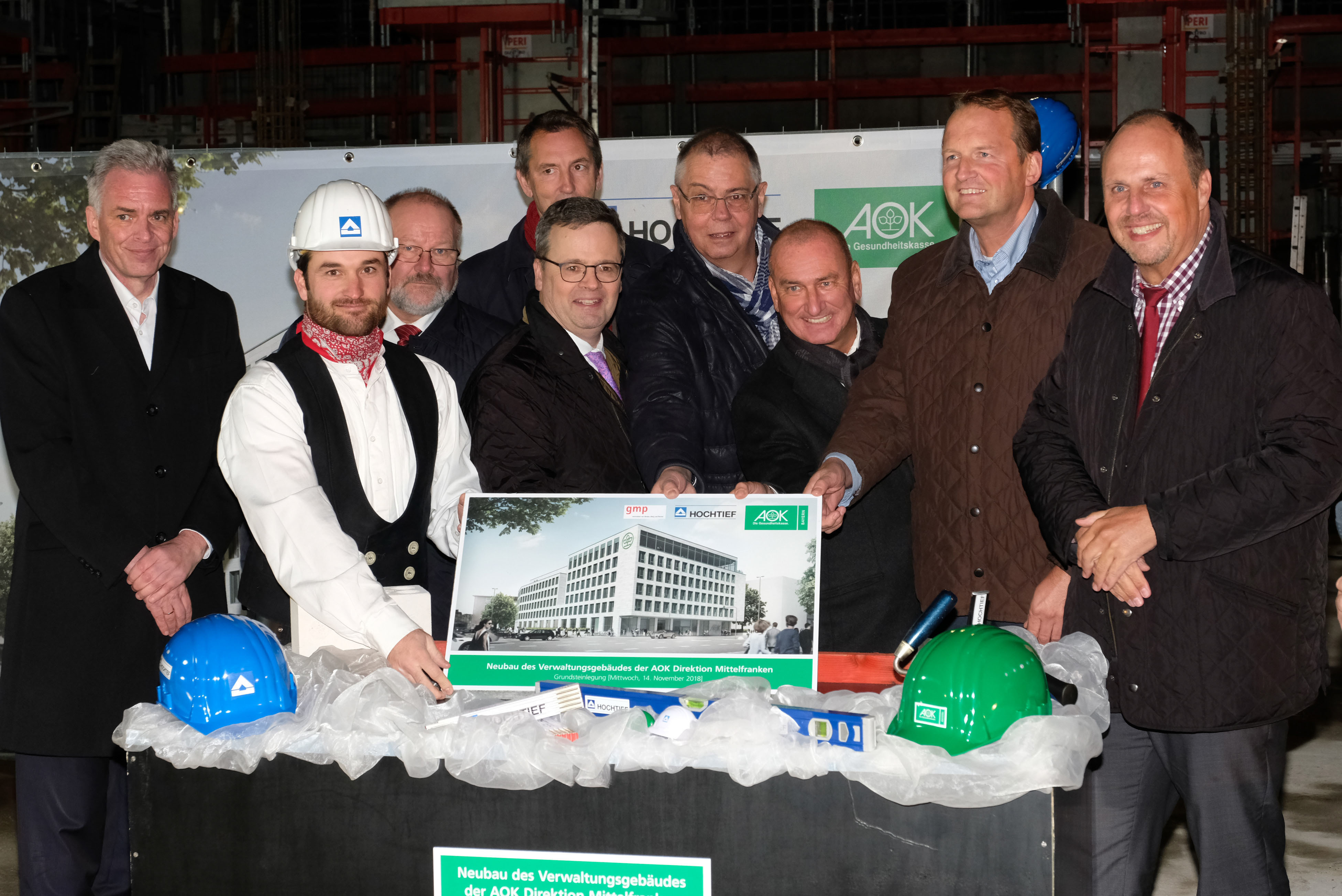 v.l.: Matthias Jena, Verwaltungsratsvorsitzender der AOK Bayern, Peter Oberst, Beiratsvorsitzender der AOK Direktion Mittelfranken, Kristian Spencker, Projektleiter gmp Generalplanungsgesellschaft mbH, Hubertus Räde, stellvertretender Vorsitzender des Vorstandes der AOK, Jürgen Göppner, Beiratsvorsitzender der AOK Direktion Mittelfranken, Norbert Kettlitz, AOK-Direktor in Mittelfranken, Peter Coenen, Geschäftsführer HOCHTIEF PPP Solutions GmbH und Christian Vogel, Bürgermeister der Stadt Nürnberg