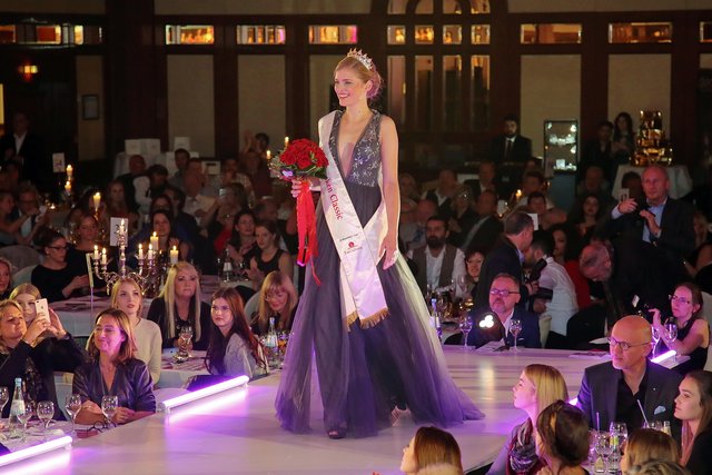 Siegerin Sophia Fröba in einem traumhaften Abendkleid. | Foto: Jürgen Friedrich