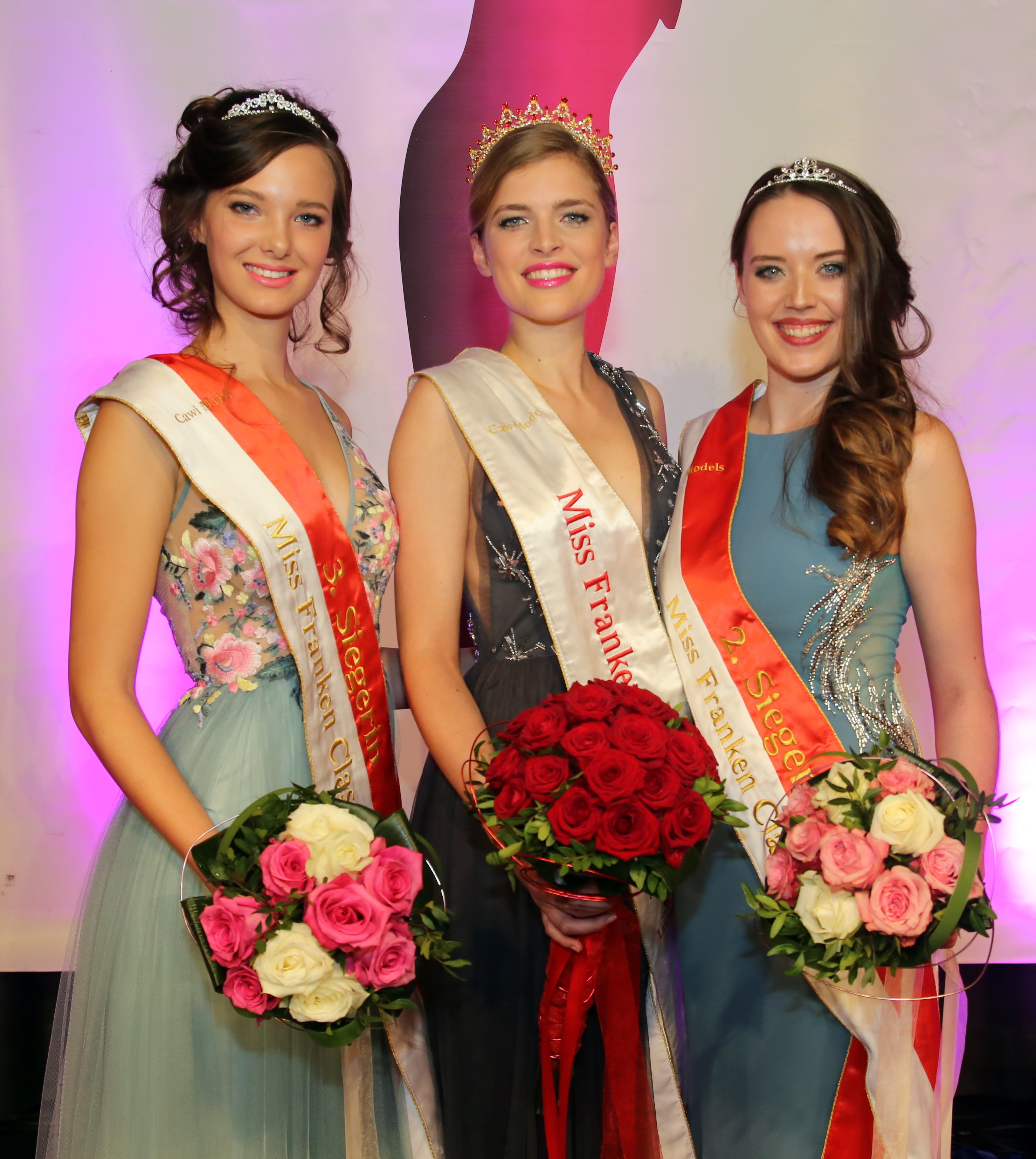 Die drei Erstplazierten: Sophia Fröba ist die neue Miss Franken Classic 2019 (Mitte). Zweite wurde Lisa Marie Holzmann (r.), dritter Platz für Marina Müller (l.).