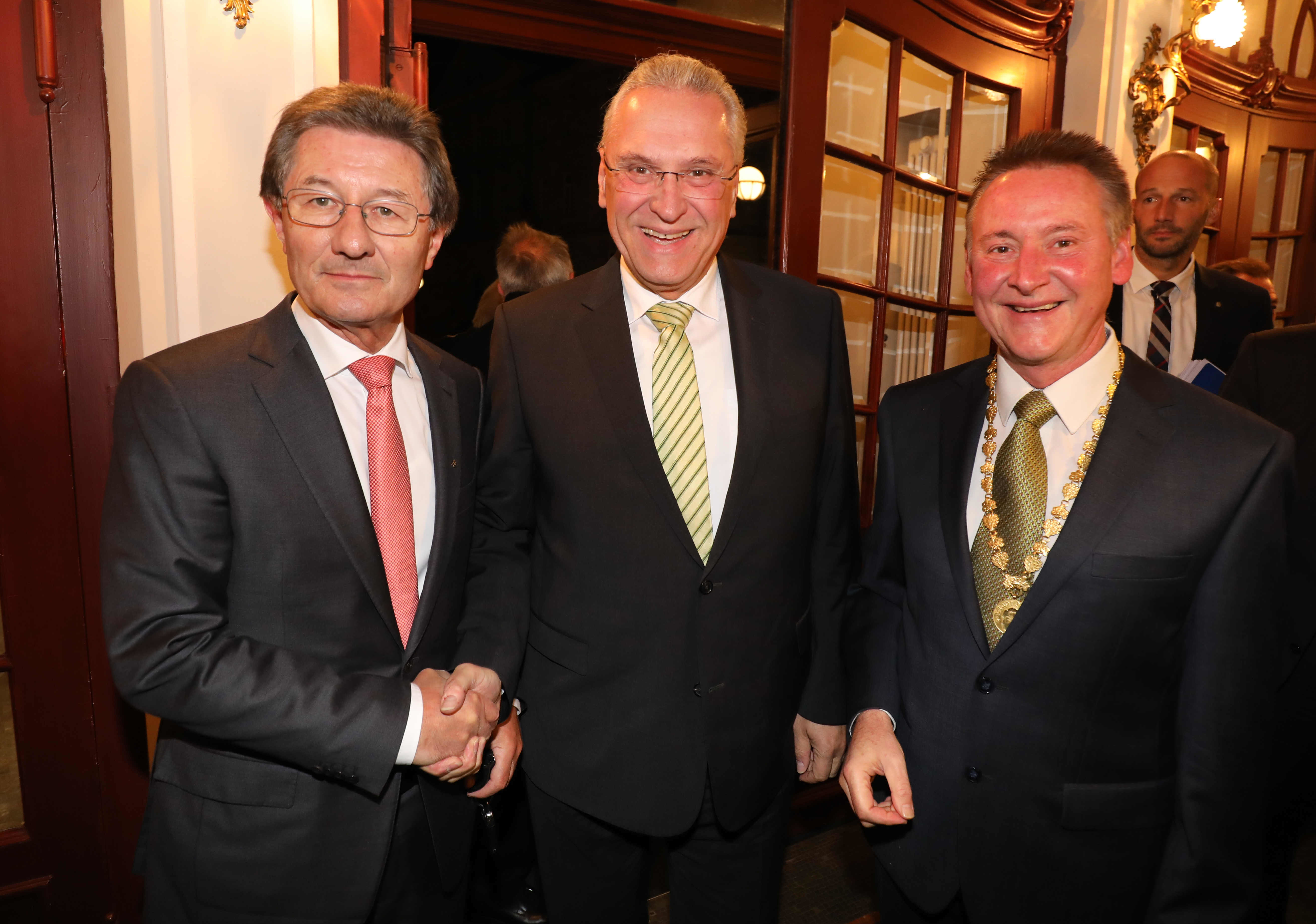 von rechts: Fürths Oberbürgermeister Dr. Thomas Jung, Bayerns Innenminister Joachim Herrmann und Helmut Hack, Ex-Präsident von der SpVgg Greuther Fürth.