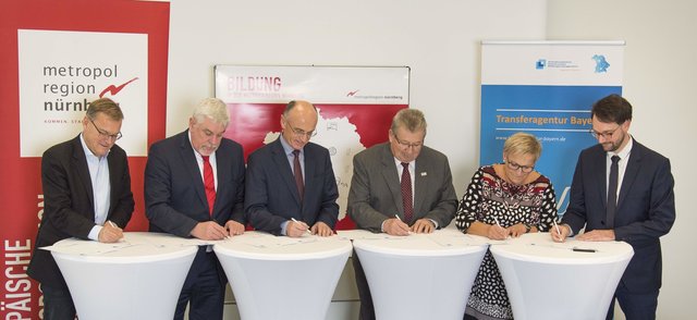 Neue Zielvereinbarungen für das kommunale Bildungsmanagement (v.l.): Andreas Starke, Oberbürgermeister Bamberg, Norbert Tessmer, Oberbürgermeister Coburg, Wilhelm Schneider, Landrat Landkreis Haßberge, Gerhard Wägemann, Landrat Landkreis Weißenburg-Gunzenhausen und Rosi Kraus, stellv. Landrätin Landkreis Forchheim, verlängerten die Zusammenarbeit mit der Transferagentur Bayern, vertreten durch Florian Neumann, Projektleiter der Transferagentur für kommunales Bildungsmanagement-Regionalbüro Nord (r.).