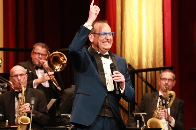 Moderator Volker Heissmann und die Thilo Wolf Big Band begleiteten durch den Abend. | Foto: Udo Dreier