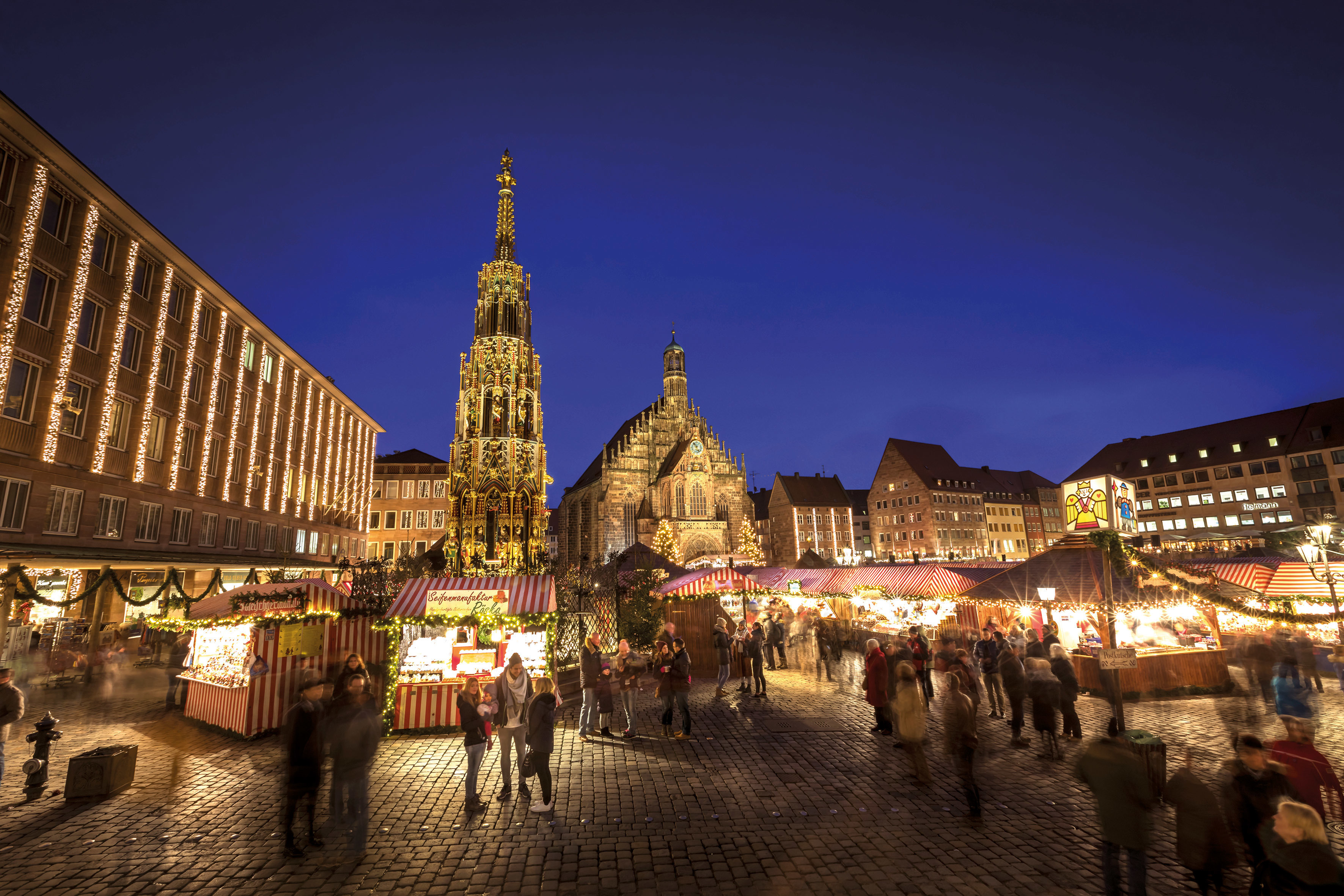 Nürnberger Christkindlesmarkt, dieses Jahr mit einem neuen Lichtkonzept.