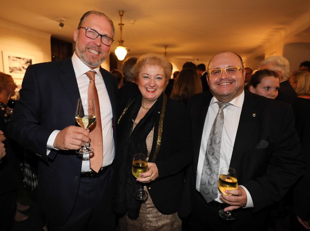 OBI-Boss Hannes Streng mit Landtagsabgeordneter Petra Guttenberger und Thomas Blösel, Unternehmer. | Foto: Udo Dreier