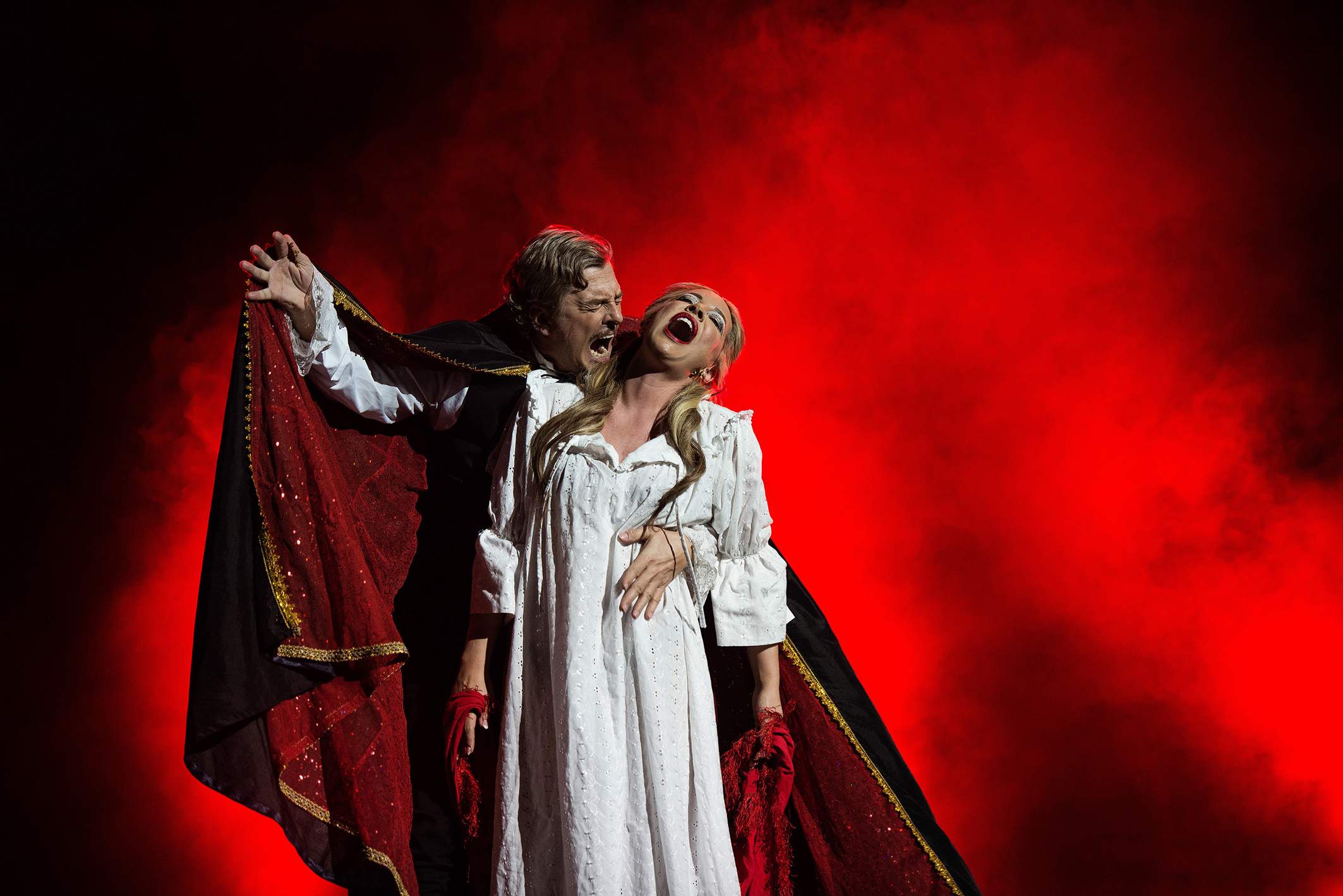 In der Musical-Gala folgt ein Highlight auf das nächste, hier eine Schlüsselszene aus „Tanz der Vampire“.