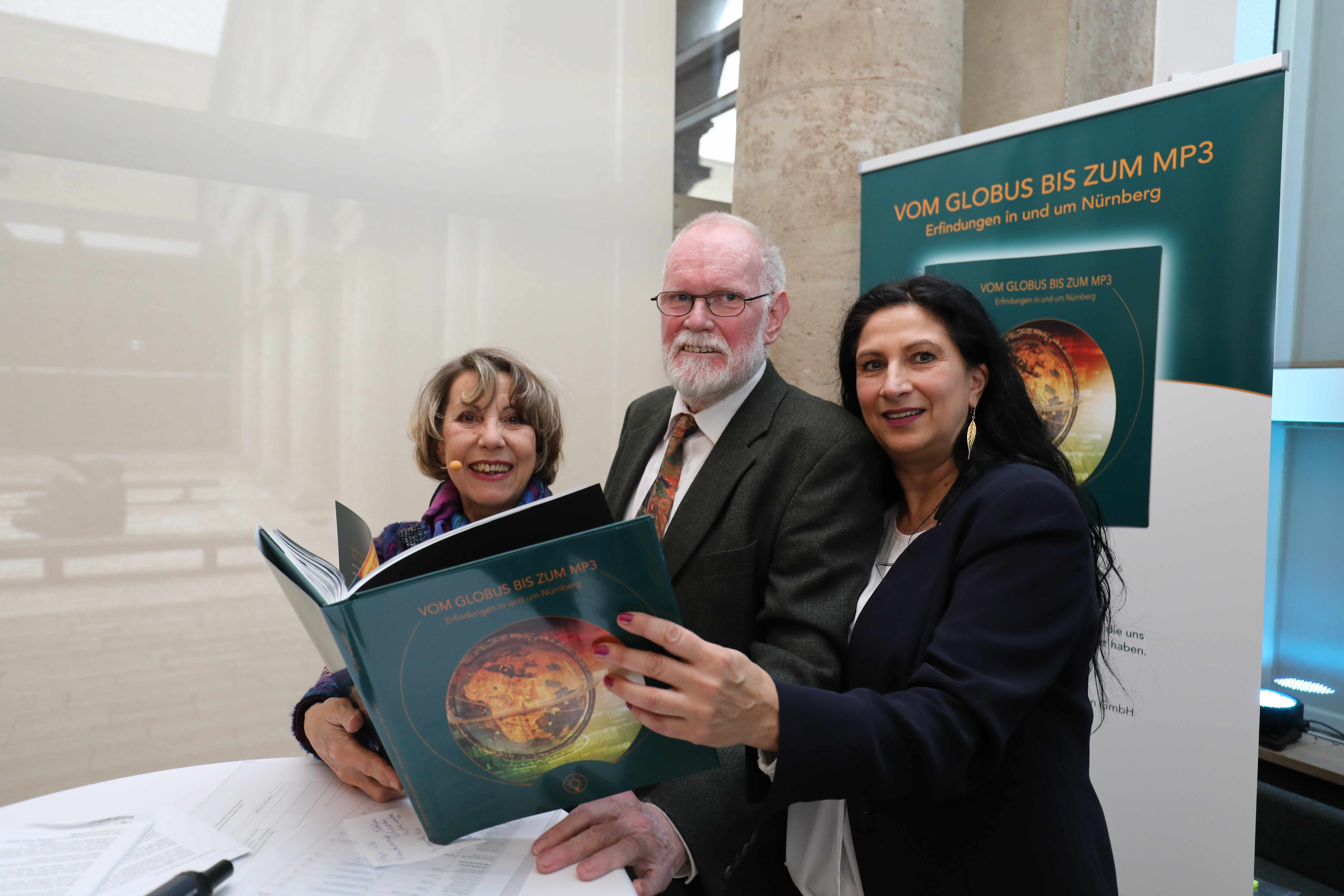 Die drei Autoren Bianca Bauer-Stadler, Dr. Michael Diefenbacher und Petra Kluger bei der Buchvorstellung im Germanischen Nationalmuseum: ,,Vom Globus bis zum MP3 – Erfindungen in und um Nürnberg". Foto: Udo Dreier