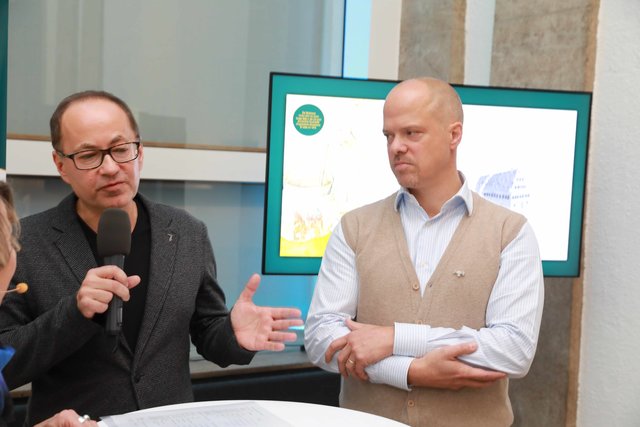 Über Nürnberger Erfindungen sprachen Kai Eschenbacher (Tucher Rotbier) und Perry Soldan (EM-Eukal). Foto: Udo Dreier