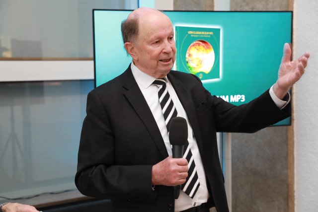 Verleger Gunther Oschmann möchte mit dem Buch (Verlag Hans Müller, 29,80 Euro) der Stadt Nürnberg etwas zurückgeben. Foto: Udo Dreier