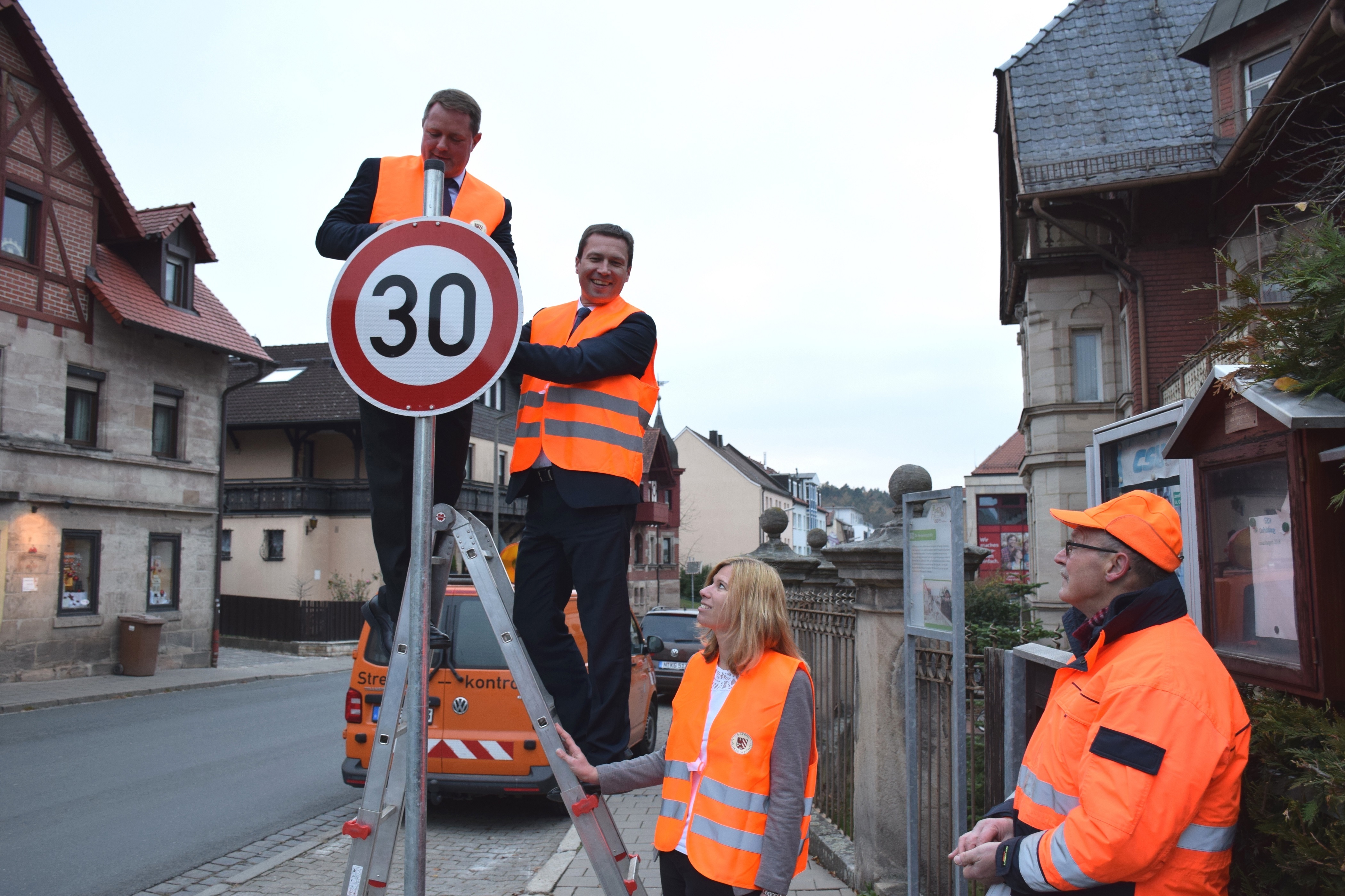 Der Modellversuch kann starten: Cadolzburgs Bürgermeister Bernd Obst und Landrat Matthias Dießl „montieren“ das erste Schild.