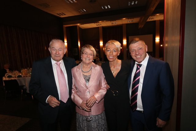 Dr. Günther Beckstein mit Frau Marga und Peter Rösch (Autolackiererei) sowie Ehefrau Karin (v.l.). | Foto: John R. Braun